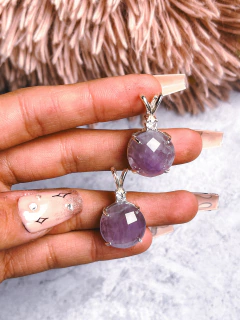 Dije circular de amatista facetada bañados en plata, con strass.