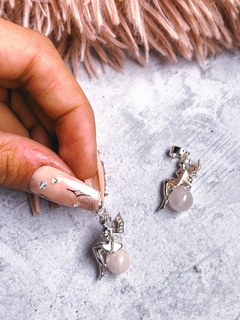 Dijes mini hadas con esfera de Cuarzo rosa, bañados en plata.