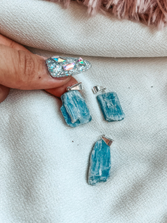 Dijes de Cianita azul en bruto con engarce de argolla tamaño chico. 