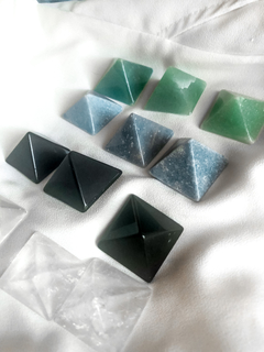 Pirámides de piedras naturales. Variantes: Cuarzo verde, cuarzo rosa, cuarzo azul, obsidiana y cuarzo cristal.