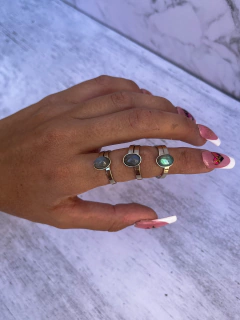 Anillos de alpaca con piedra natural Labradorita.