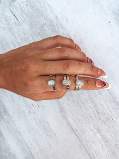 Anillos de alpaca con piedra de la Luna natural (Adularia arcoíris).  