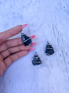 Dijes artesanales de piedra natural Turmalina negra rústica. 