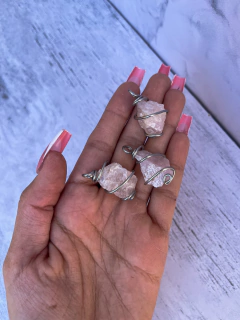 Dijes artesanales de piedra natural Cuarzo rosa en bruto. 