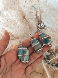 Venta Dijes artesanales de piedra natural Ónix Cielo en órbita de alambre de alpaca. 