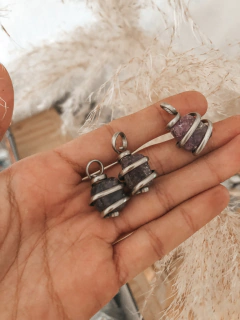 Dijes artesanales de piedra natural Lepidolita en órbitas de alambre de alpaca. 
