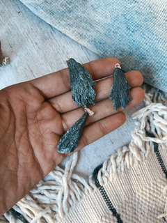 Dije de piedra natural Cianita negra "escoba de bruja" en bruto con engarce de argolla. 