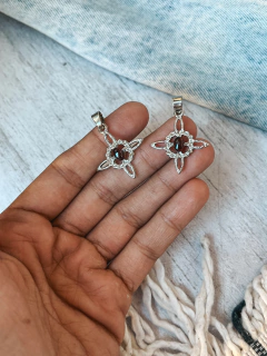 Dijes artesanales con mini cabujón de granate, sobre base nudo de bruja chico.