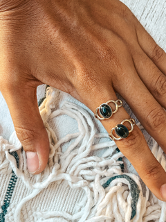 Anillos estilo hindú, de alpaca con obsidiana. Venta por mayor y menor