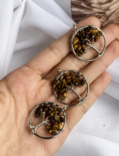 DIJE DE ÁRBOL DE LA VIDA CON PIEDRAS NATURALES DE OJO DE TIGRE EN ALAMBRE CON BAÑO.