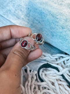 Anillos estilo hindú, de alpaca con granate.