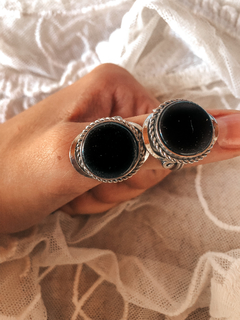 Anillos de alpaca regulable (talle ùnico) con piedra natural Obsidiana en forma circular