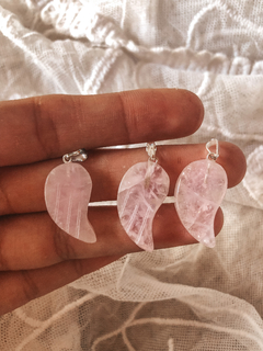 Dijes de piedra natural cuarzo rosa en forma de alitas talladas. 