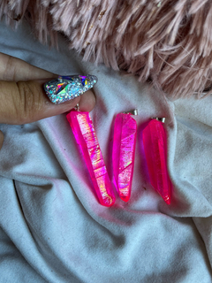 Dijes de Cuarzo Aura fucsia con argolla tamaño grande. 