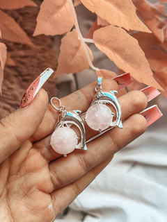 Dijes delfín con cuarzo rosa, bañados en plata.