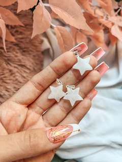 Dijes de cuarzo blanco en forma de estrellas. 
