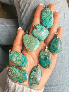 Dijes medallones artesanales de crisocola piedra natural para todos los chacras