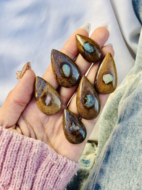 Cabujones de Ópalos de Etiopía en matriz 4 a 8 gr. - comprar online