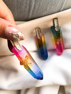 Dijes de cuarzo aura arcoiris con engarce artesanal de alpaca tallada con guarda.