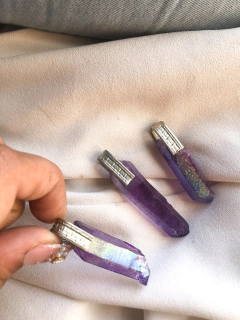 Dijes de cuarzo aura violeta oscuro con engarce artesanal de alpaca tallada con guarda.