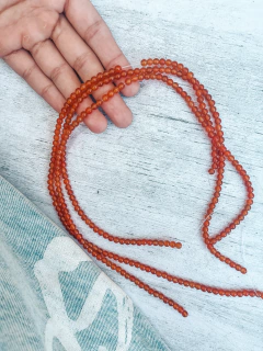Tira de bolitas de Cornalina de 4 mm de diámetro. 