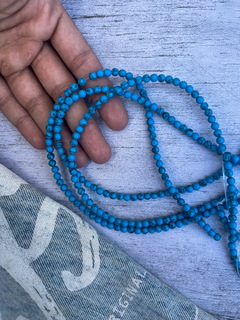 Tira de bolitas de Howlite turquesa de 4 mm de diámetro. 