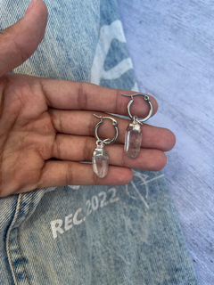 PAR AROS CON MINI PIEDRAS EN BRUTO CON BAÑO ELECTROPLATA - Piedras Namaste Bijouterie 
