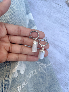 PAR AROS CON MINI PIEDRAS EN BRUTO CON BAÑO ELECTROPLATA - comprar online