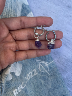 PAR AROS CON MINI PIEDRAS EN BRUTO CON BAÑO ELECTROPLATA en internet