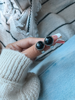 Anillos circulares regulables de acero quirúrgico, con obsidiana de 12 mm.