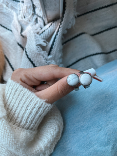 Anillos circulares regulables de acero quirúrgico, con howlite de 12 mm.