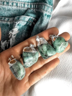 Dijes de piedra natural raíz de esmeralda rolados grandes con baño de electroplay Piedras Namaste