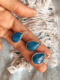 Dijes gotas de cuarzo azul con virola con baño de plata Piedras Namaste