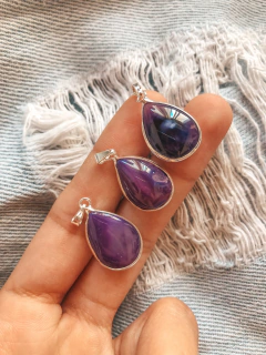Dijes de ágata violeta en forma de gota con virola con baño 