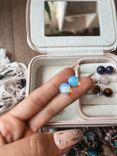 Aros pasantes con esferas de opalina lunar