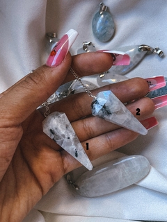 Dijes únicos de adularia piedra de la luna - rainbow moonstone. Péndulos importados de India. 