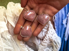 Dijes de piedra natural Cuarzo Rojo en forma de corazón con virola Piedras Namaste tienda online