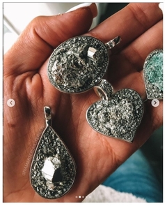 Dije Gota Pirita En Bruto Incrustada Artesanal PiedrasNamaste