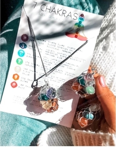 DIJE bolsita con piedras de los siete chakras, en alambre con baño de Plata 925. 