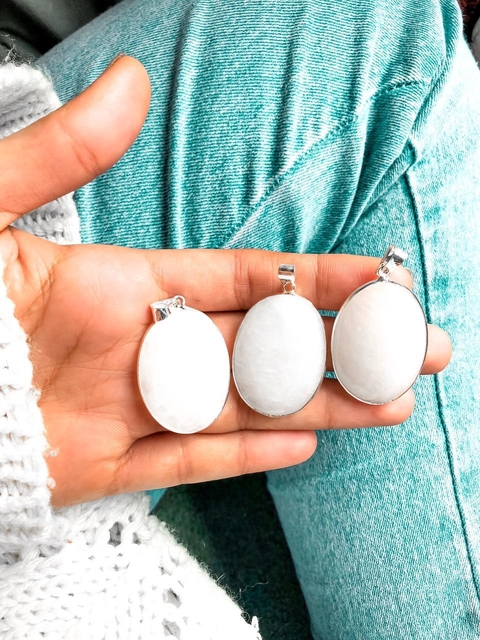 Dijes de cuarzo blanco en forma de medallón 