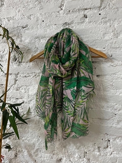 Pashmina liviana estampada “Botanical” fondo rosa