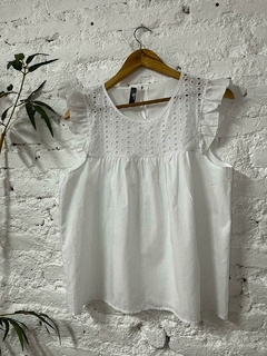 Musculosa con brodery en el pecho en internet