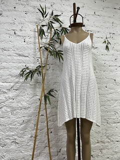 Vestido de hilo sedificado calado corto