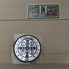 Adesivo Resinado Medalha Cruz São Bento Cromado e Preto