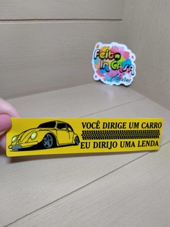Adesivo Você Dirije um carro, Eu dirijo uma lenda