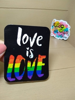 Adesivo Love is love