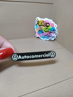Par de Adesivos Internos Concessionária Autocomercial Volkswagen Detalhe