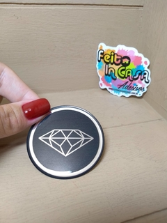 Adesivo Resinado Ômega Diamond Cromado e Preto
