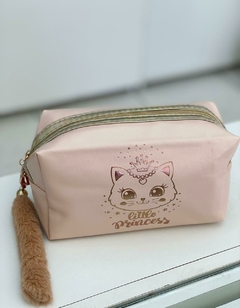 NECESSAIRE DIVERTIDA COM PELUCIA na internet