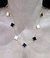 Collar acero dorado trebol blanco negro - Joyas Maia
